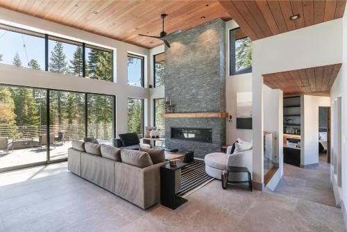 Ponderosa Palisades House | Elegance at Schaffer's Mill - Luxury 4 BR, Private Hot Tub, Pet Friendly!
