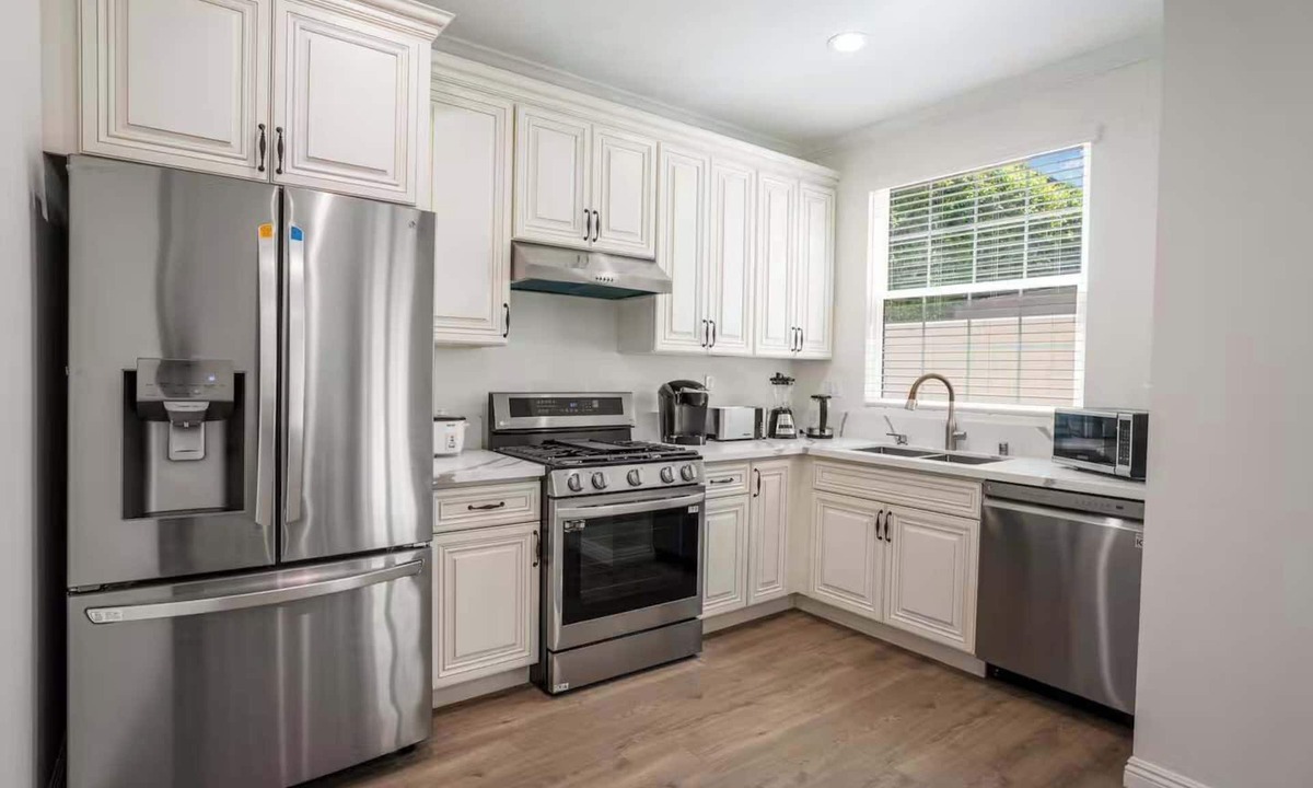 Mid Central Apartment | Elegant Pasadena Homew Patio Parking Near Old Town