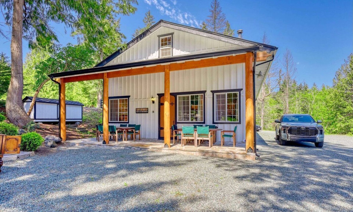 Anacortes House | Enchanting Rustic Cabin Retreat near Whistle Lake in Washington