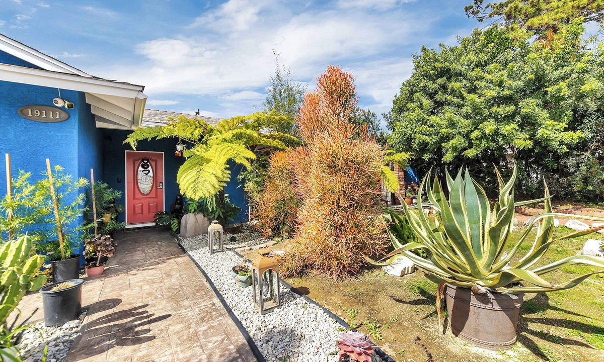 Harbor House | Entire Spacious Furnished Home - Sauna, Hot Tub, AC, WIFI, Garden & Full Kitchen