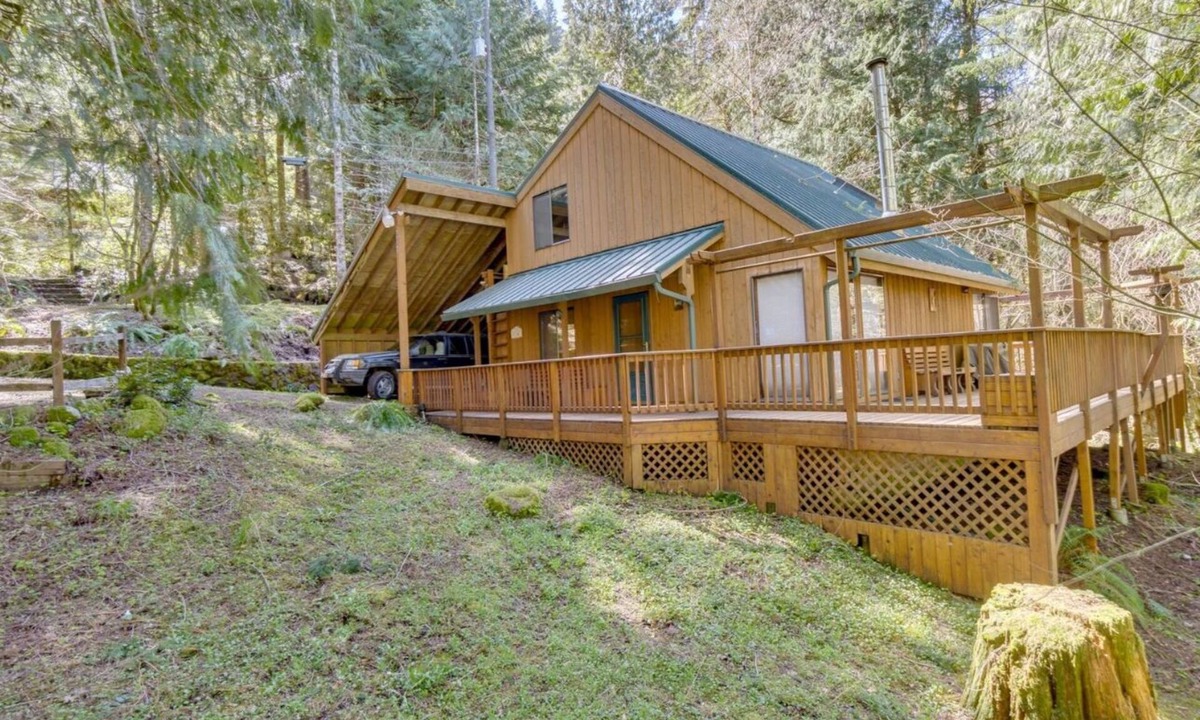 Zigzag Cabin | Experience Moonshadow - Fresh & fun chalet on Mt. Hood. 10 minutes to Ski Bowl!