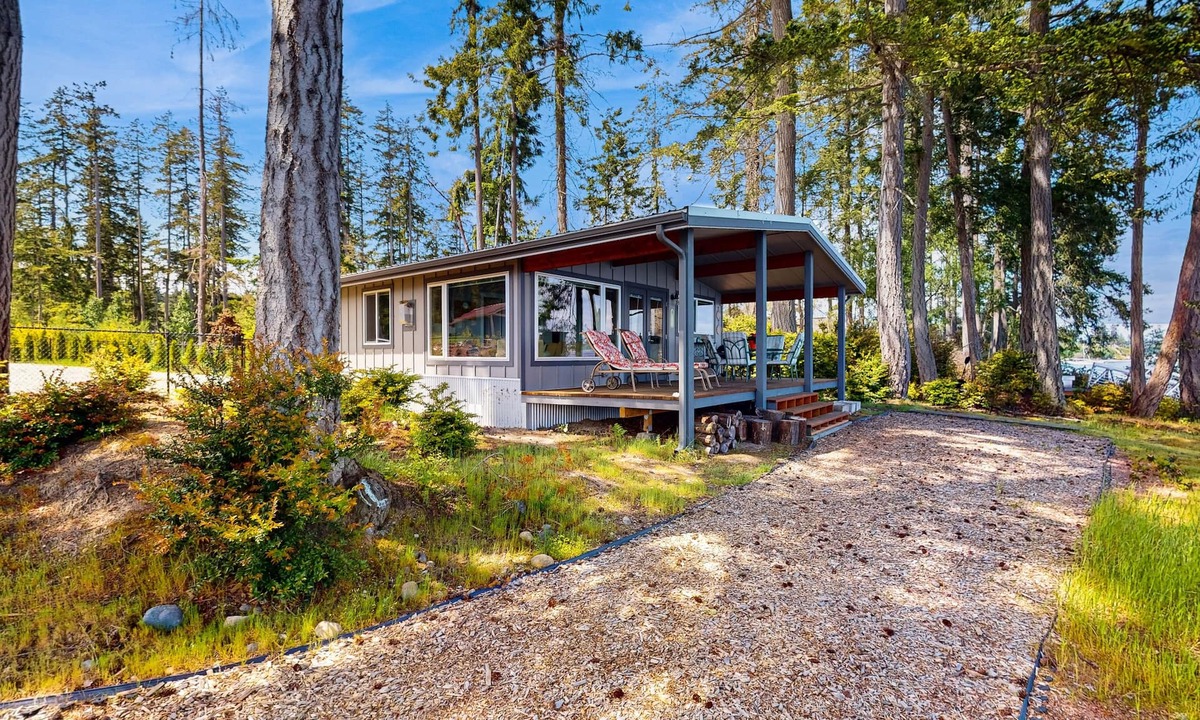Tillicum House | Family-friendly, soundfront getaway with deck, Wifi, W/D and mountain views