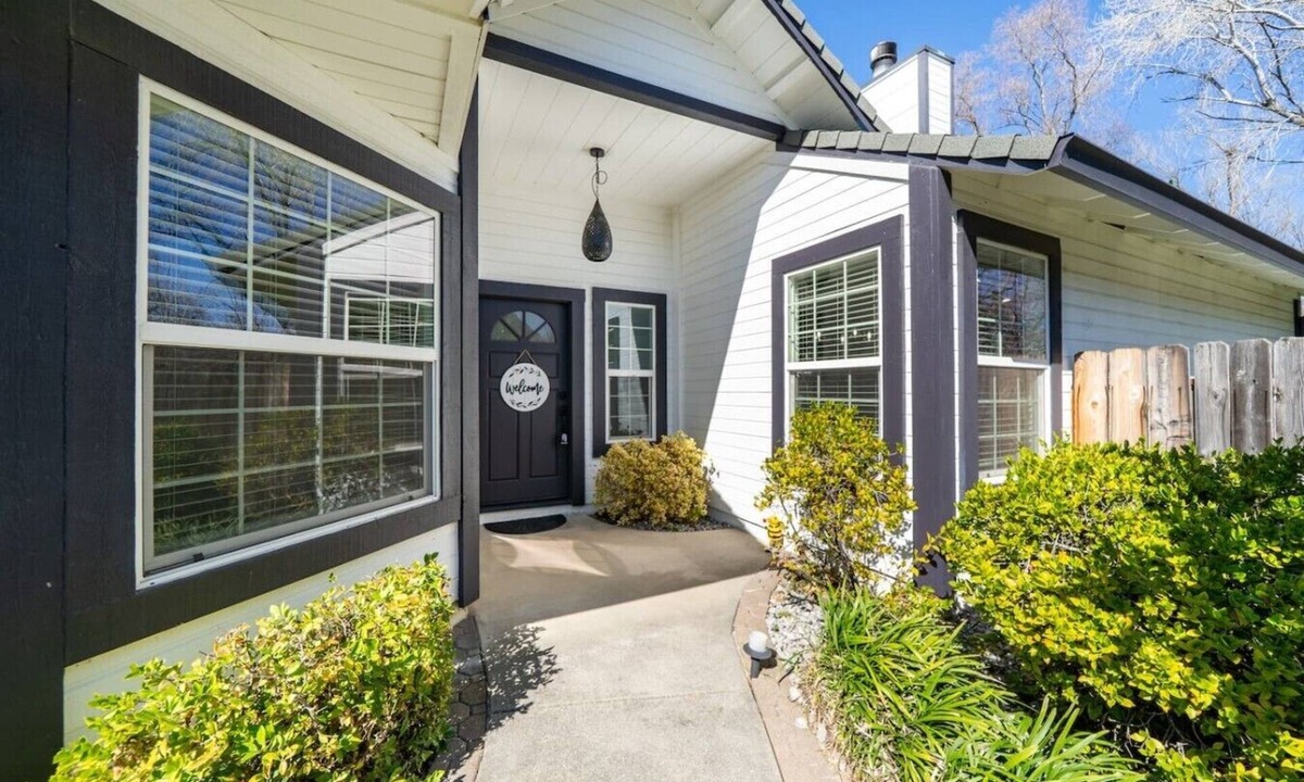 North Hilltop House | Family Home Fire Pit + Outdoor TV Near Bethel