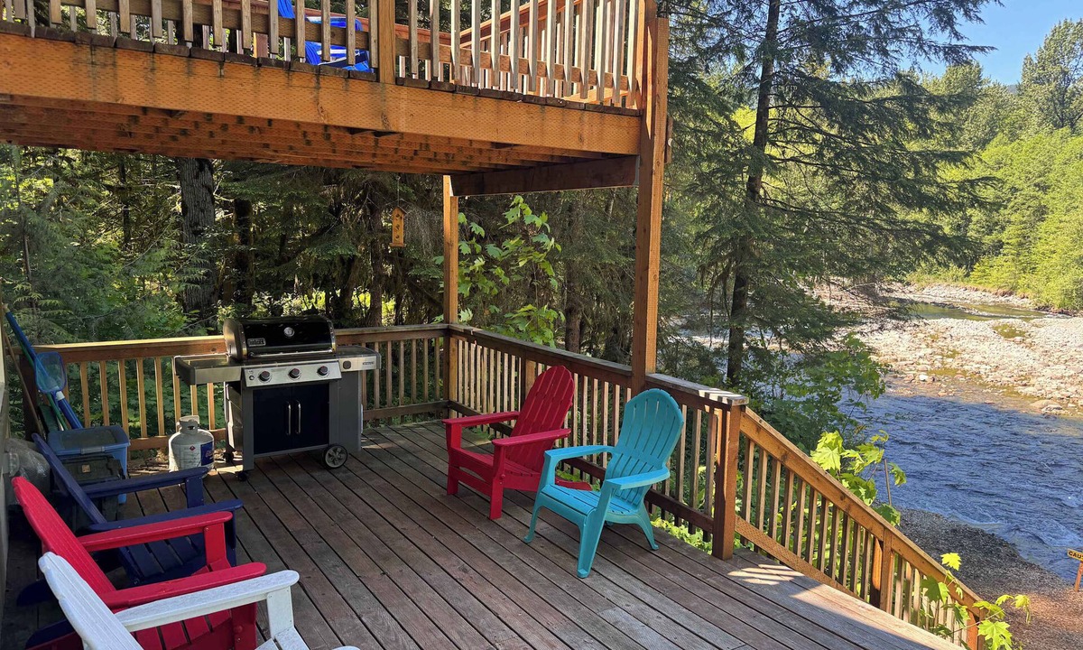Zigzag House | Fantastic river cabin near Mount Hood with private hot tub, firepit & wood stove