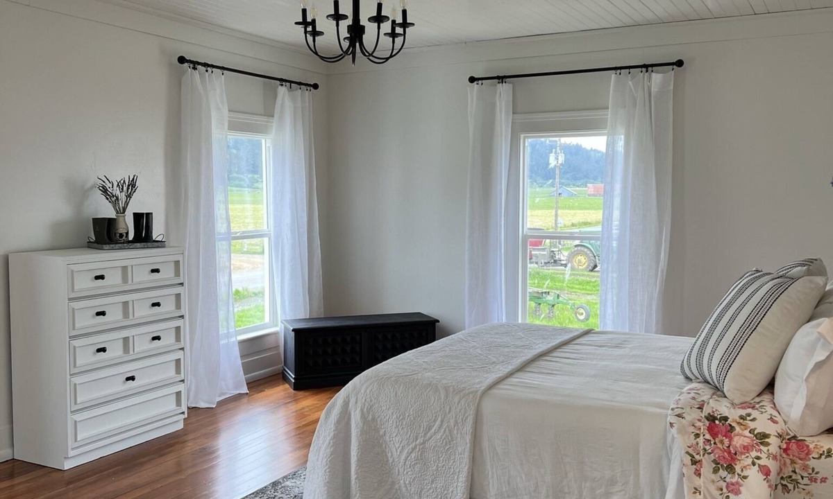 Ferndale House | Farmhouse in beautiful Ferndale. Big enough for the whole family!
