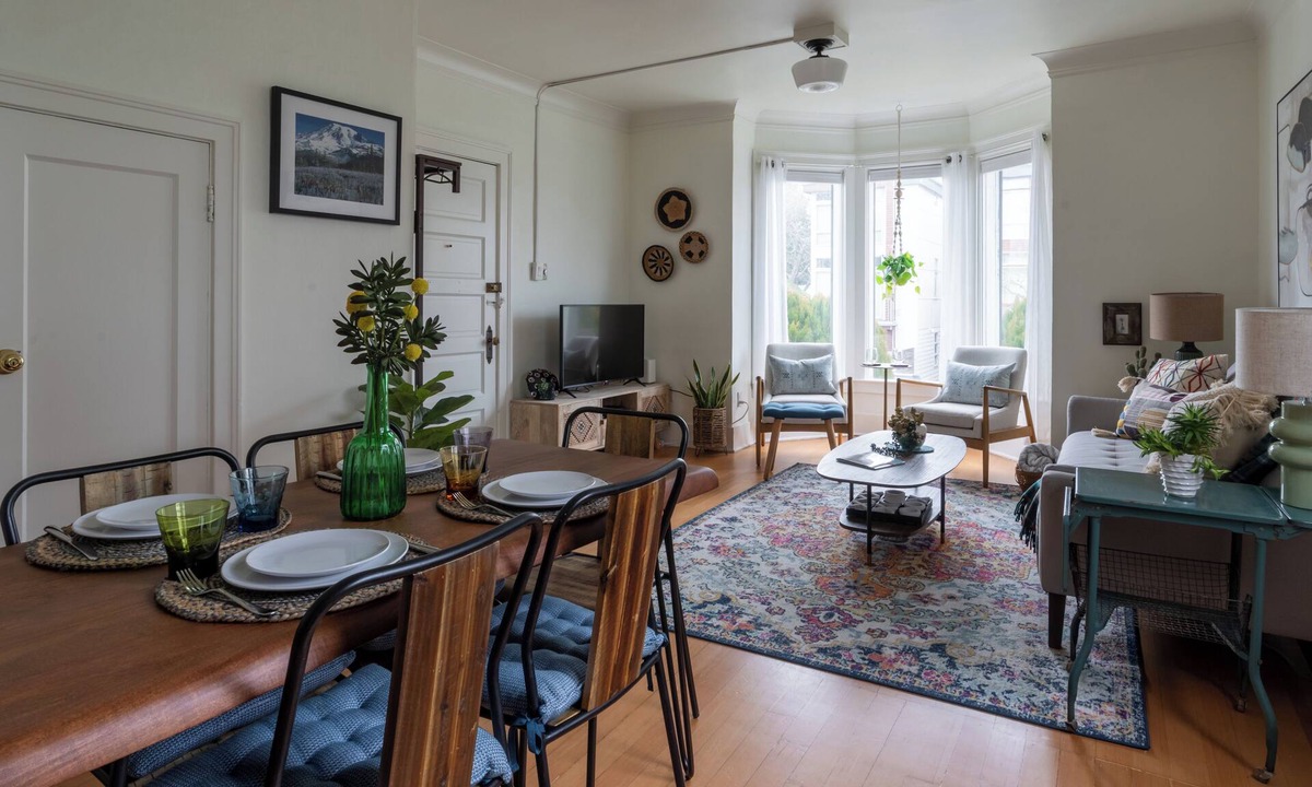 Ballard House | FIFA World Cup 2 bedroom home, loft, 1 bath. Sleeps 5, close to stadiums!