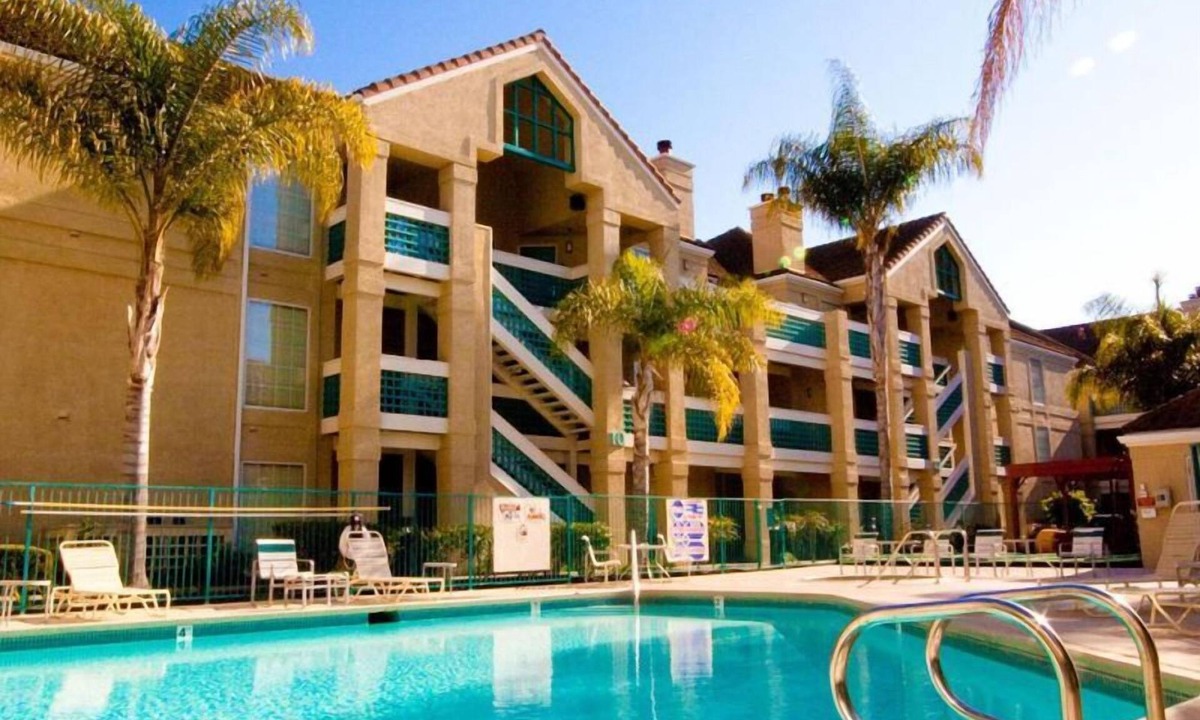 Sunnyvale Resort | For the Whole Family! TWO Comfortable 1BR Suite, Onsite Pool, Pets are Welcome!