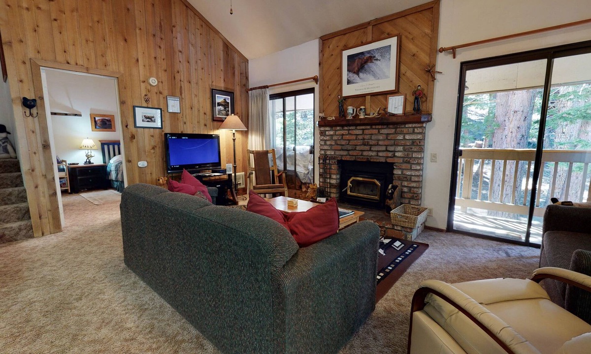 Mammoth Lakes Condo | Forest Quiet Setting, Walk to The Village. Pool On-site, Near the Lakes Basin