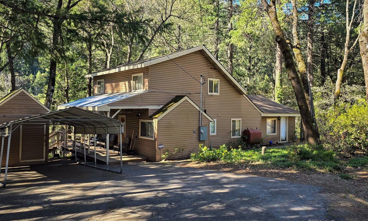 Dunsmuir House | Franky's Retreat Great family gatherings, Hot Tub