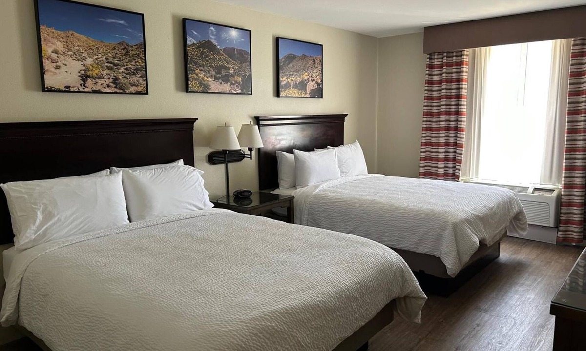 Barstow Hotel | Friendly Room Stay Close to Tanger Mall + Harvey House – Great Location!