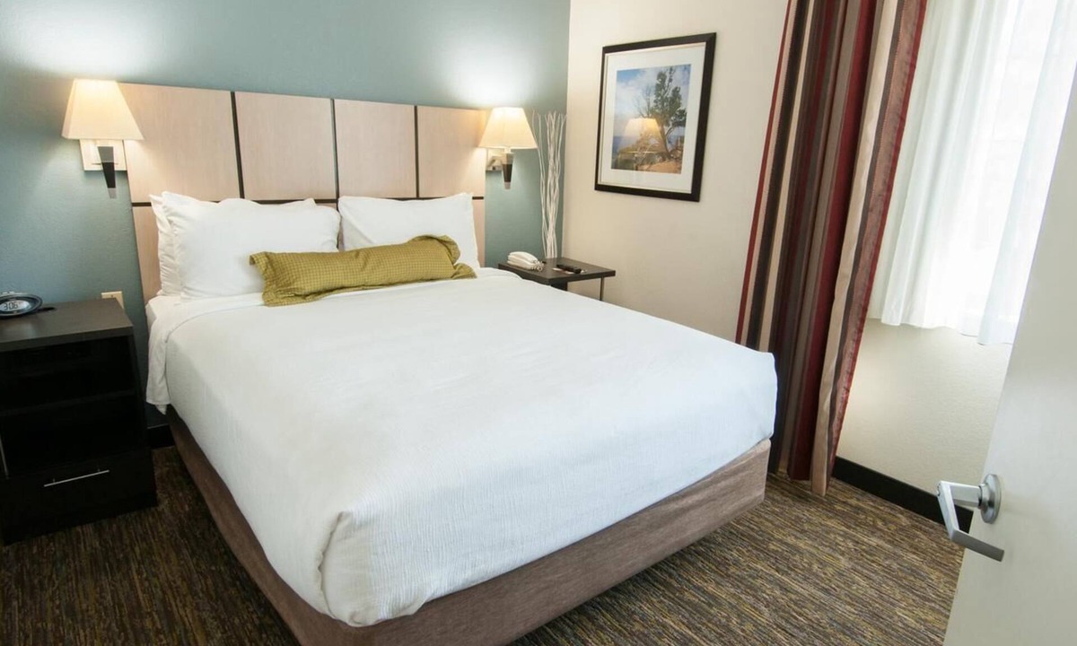 Anaheim Resort Hotel | Full Kitchen & Close to Disneyland & Anaheim Hotspots | 4 Suites Ideal for Group