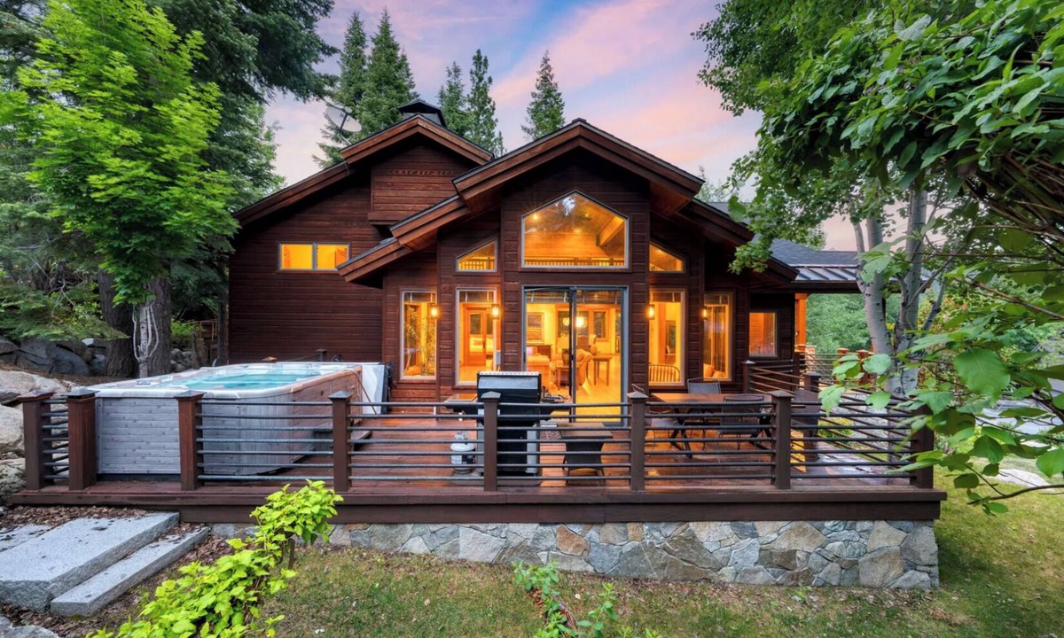 Olympic Valley Ski Chalet | Gated 4BR Chalet – Palisades Tahoe – Spa Under the Stars, Walk to Dining, AC