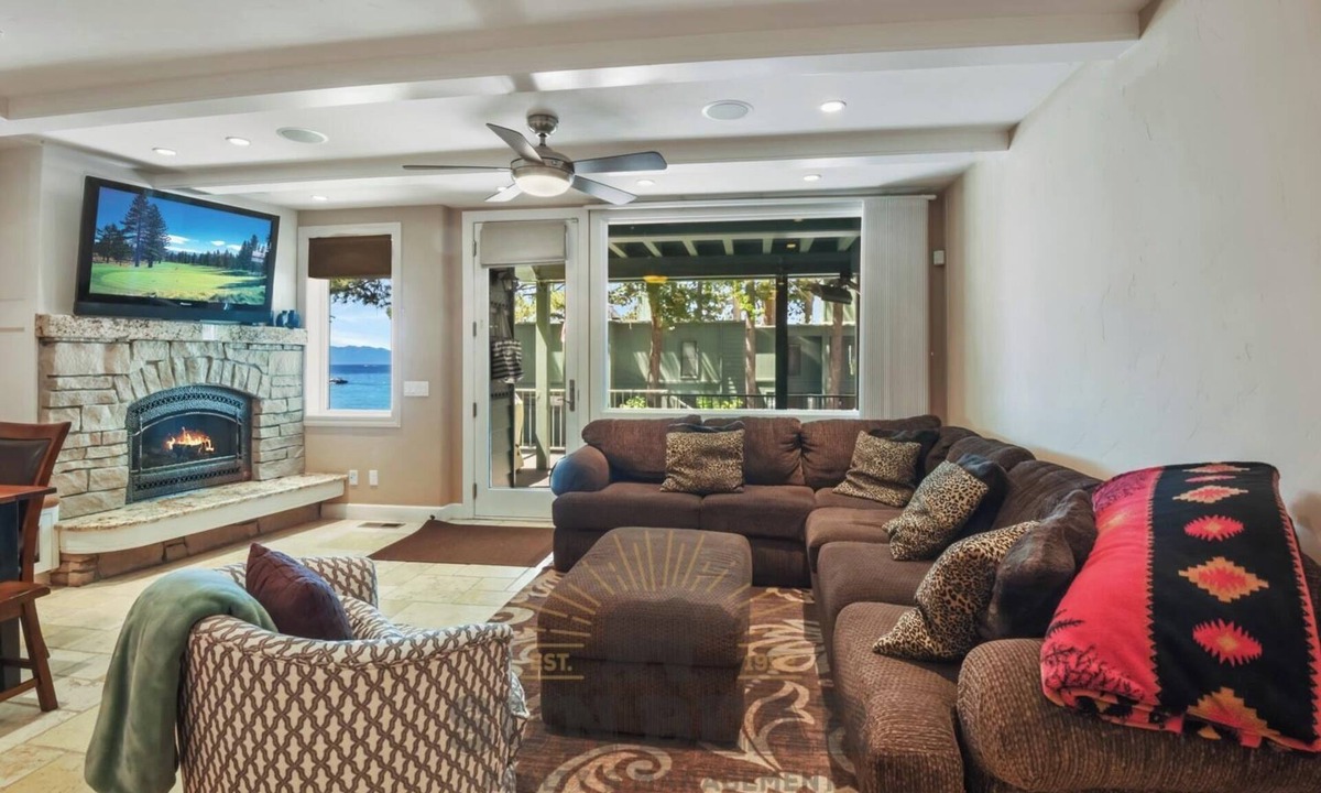 Incline Village Condo | Gated lakefront complex condo (LA99946)