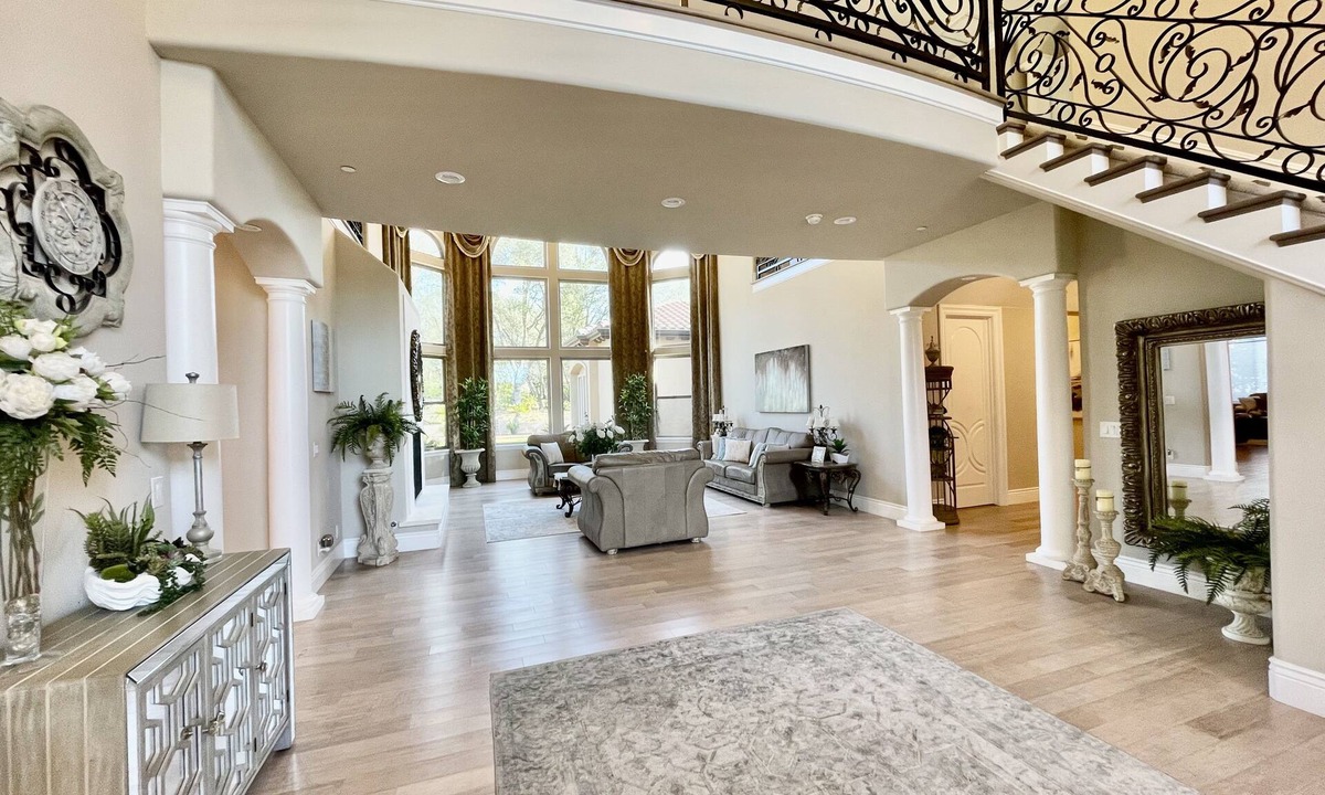 Loomis Villa | Gorgeous Villa In Upscale Neighborhood