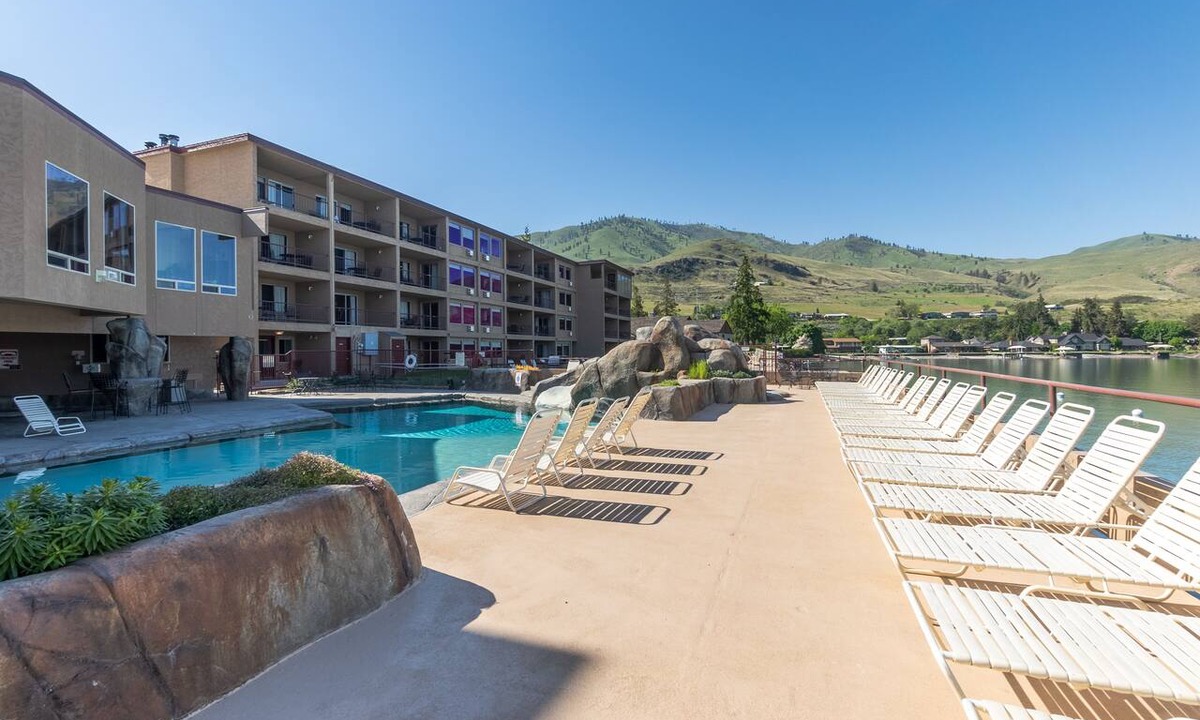 Chelan Condo | GrandView 402 - 2 Bedroom Waterfront Condo