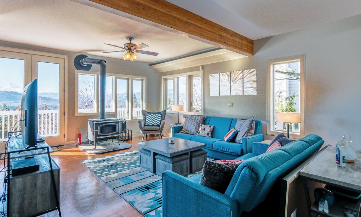White Salmon House | Grandview - Fully Updated! Hot Tub, River, Gorge, Mt Hood Views, Quiet White Salmon