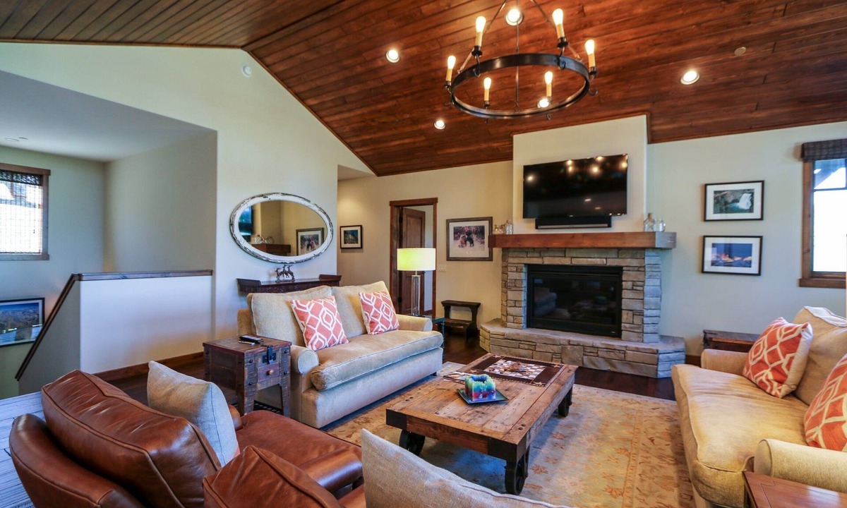 Mammoth Lakes Condo | Graystone 2110 5-Star Luxury House with Private Jacuzzi and Double Garage by RedAwning
