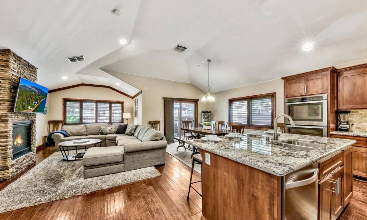 South Lake Tahoe House | Great location! Walk to Gondola & Lake |Tahoe woods #603