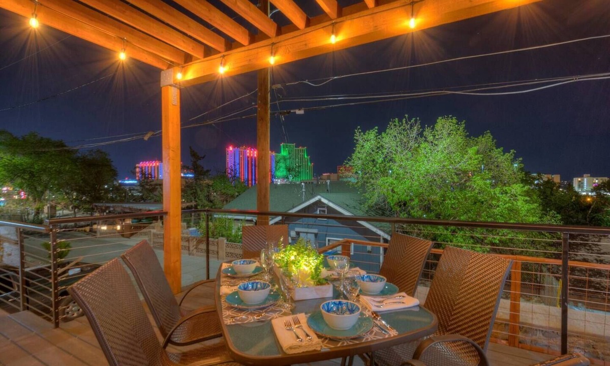 West University House | Great View! UNR~Sleeps 12~Deck~Reno~Minerva House~ Near Downtown~Family Fun