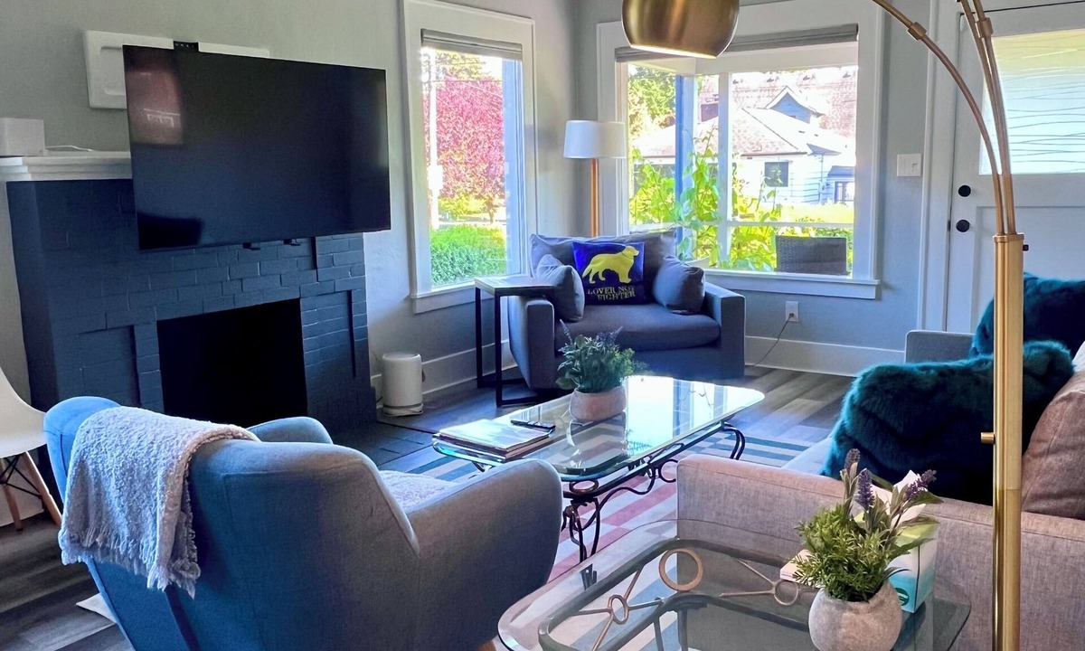 Licton Springs House | Green Lake · 3BR + Office · Sleeps 6 · Near Light Rail Station, Freeway & Bus