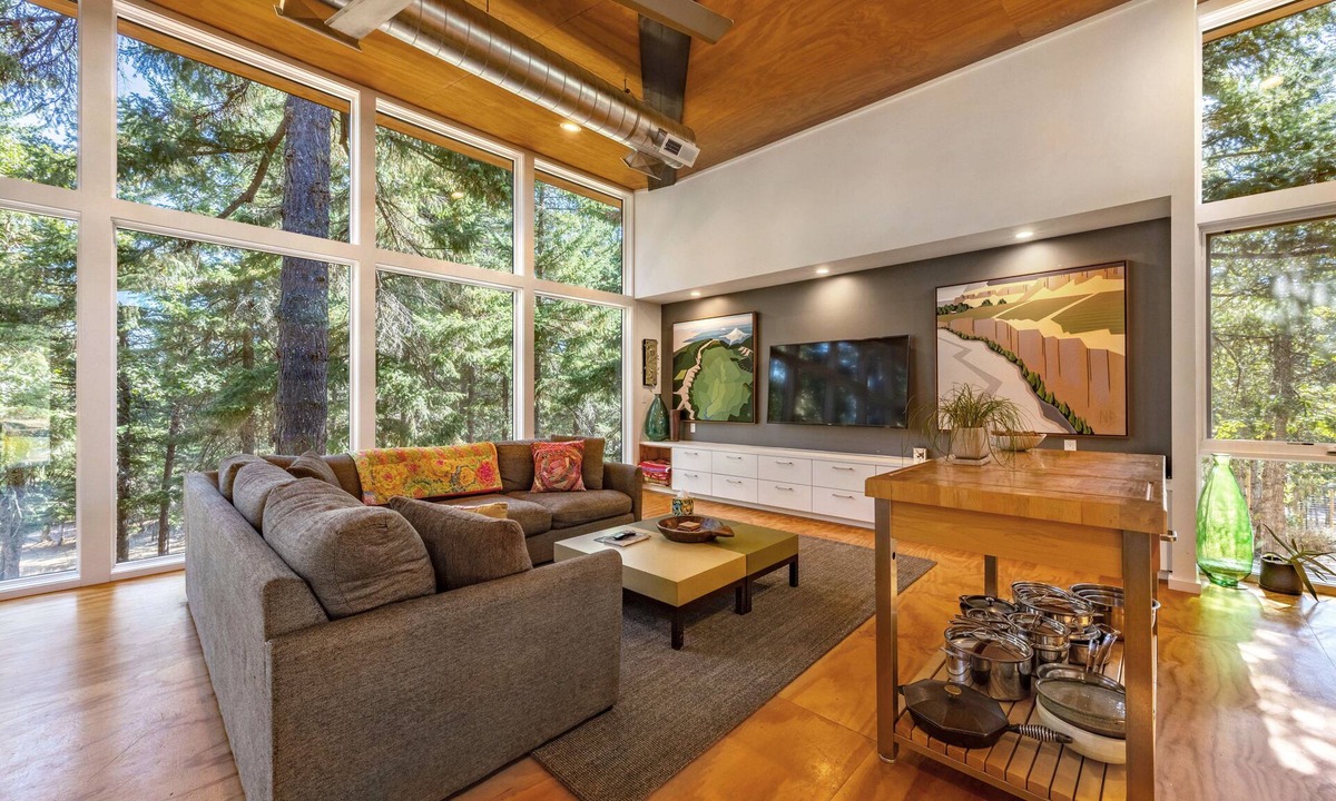 Mosier House | Happenstance Vineyards - Experience Luxury at Happenstance Vineyards in Mosier, 2 King Rooms