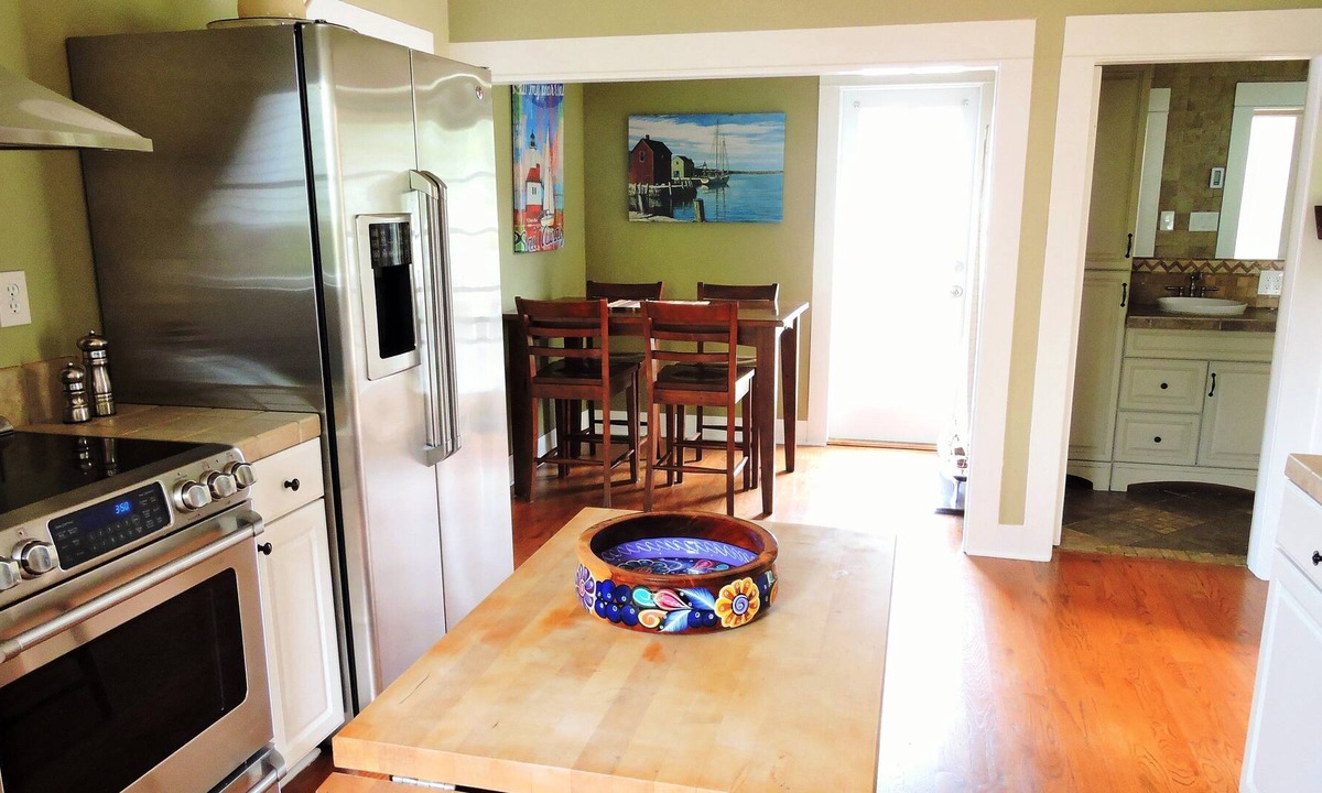 Gig Harbor Cottage | Harborview Cottage, located in the middle of everything Gig Harbor has to offer.