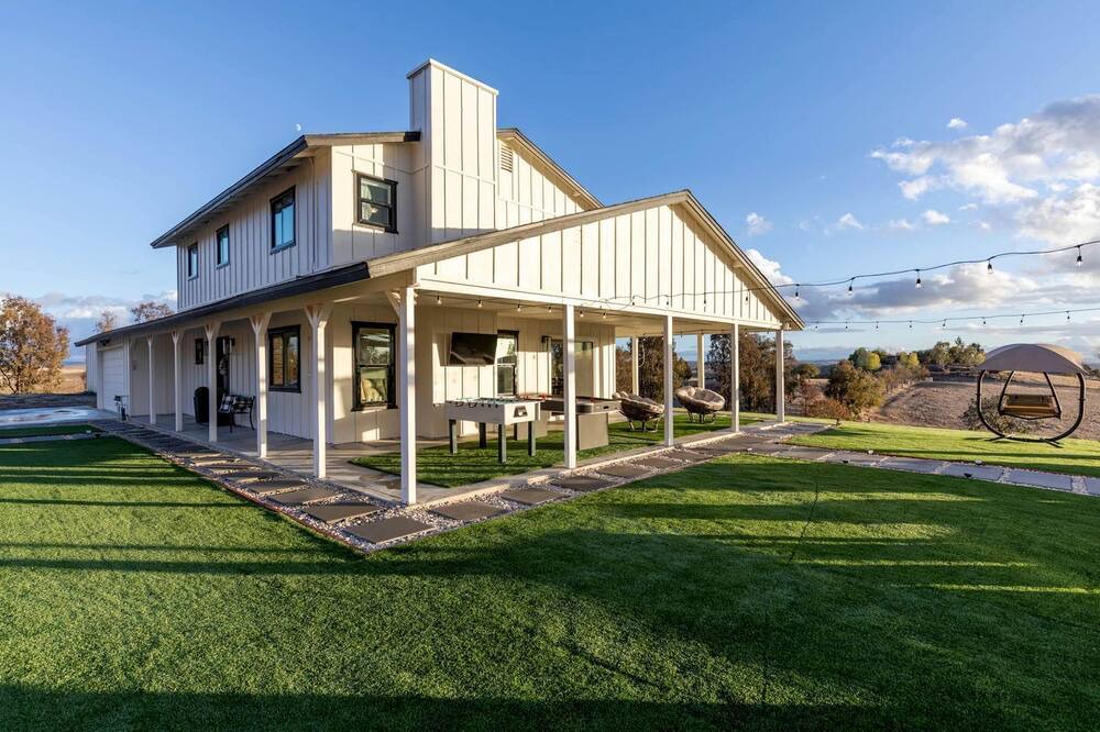 San Miguel House | Heavenly Vacation Retreat with Sweeping Vineyard Views near Paso Robles Wineries in California