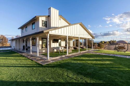 San Miguel House | Heavenly Vacation Retreat with Sweeping Vineyard Views near Paso Robles Wineries in California