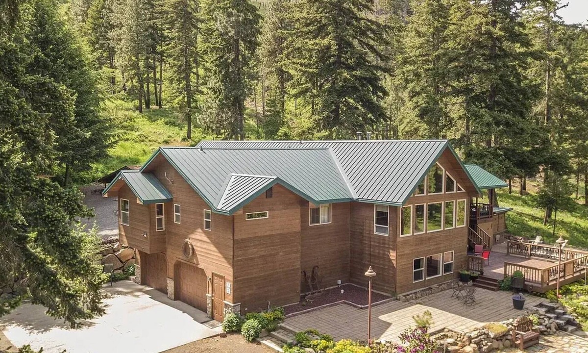 Cle Elum Cabin | Hidden Escape! A Cabin Retreat with Saltwater Hot Tub Surrounded by Nature!