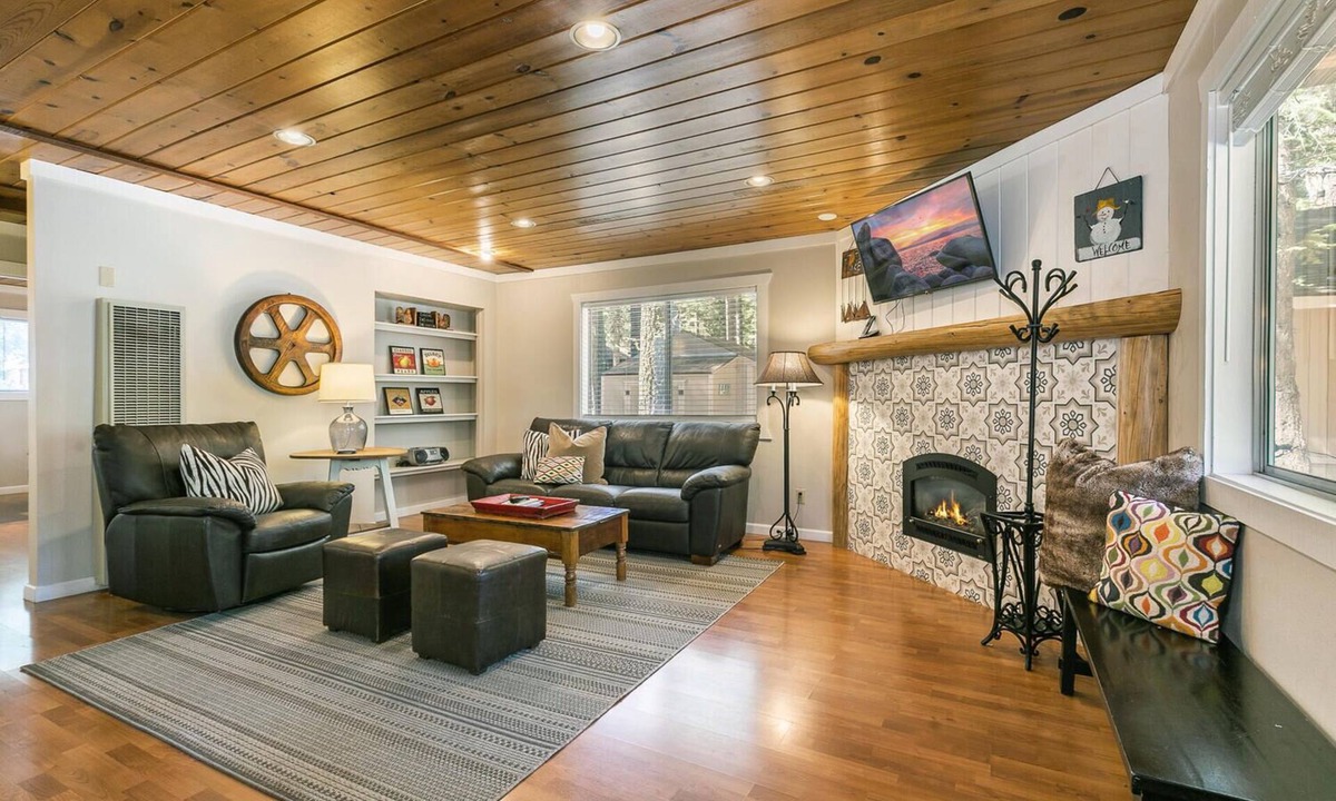 Sunnyside House | Hidden Willow at Tahoe Park - Cozy 2 BR Cabin, Walk to Lake & Dining