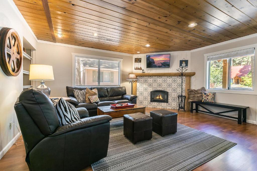 Sunnyside House | Hidden Willow at Tahoe Park - Cozy 2 BR Cabin, Walk to Dining, Near Skiing