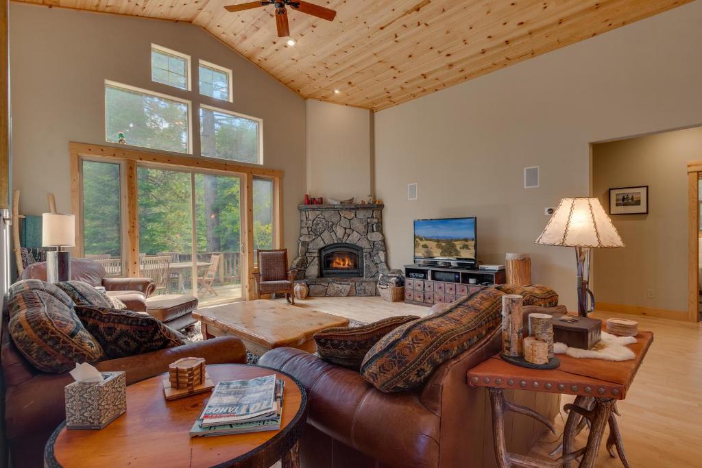 Truckee House | High Altitude at Tahoe Donner by Tahoe Getaways - Huge 4 BR with Private Hot Tub, Pool Table, Ping Pong, HOA Amenities