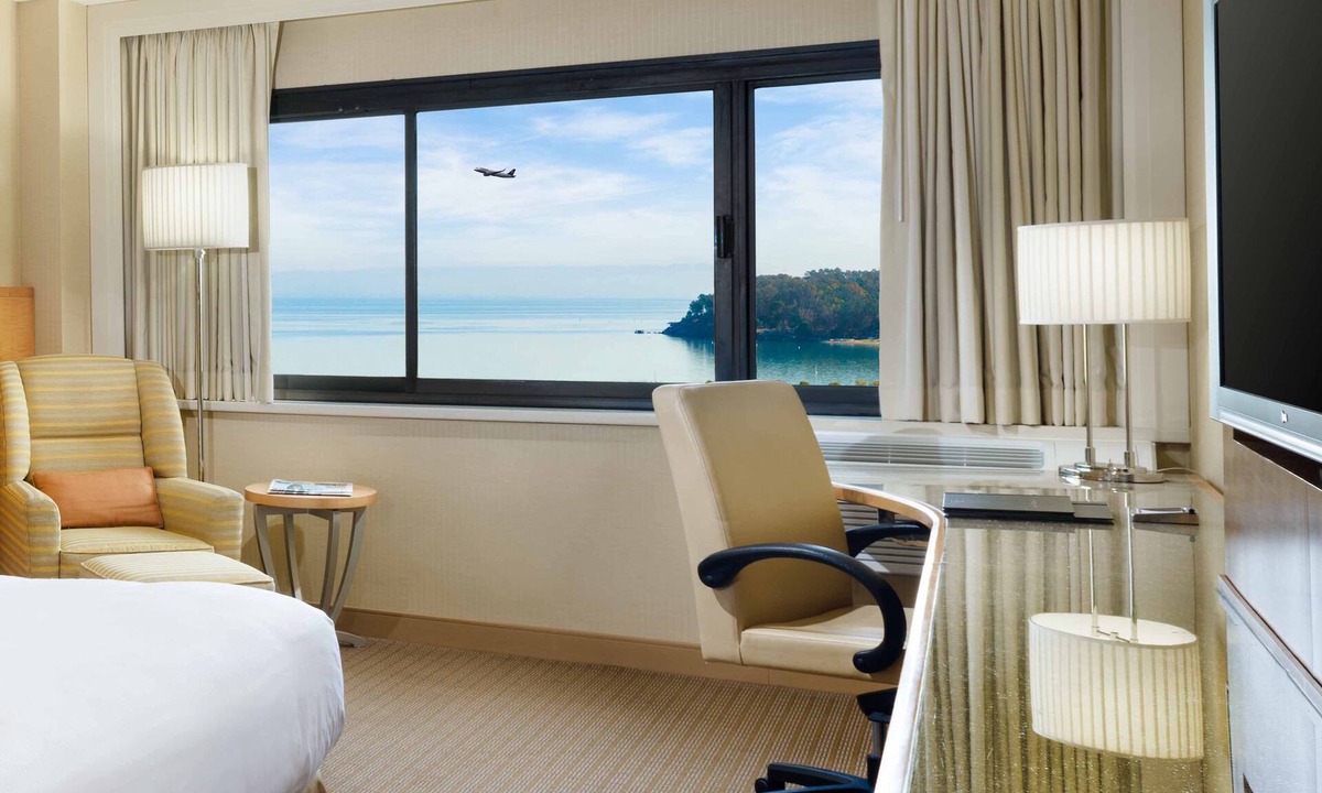 Burlingame Hotel | Hilton San Francisco Airport Bayfront