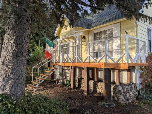 Mount Shasta House | Historic HM, Mountain Views, Hot Tub, Steam Room