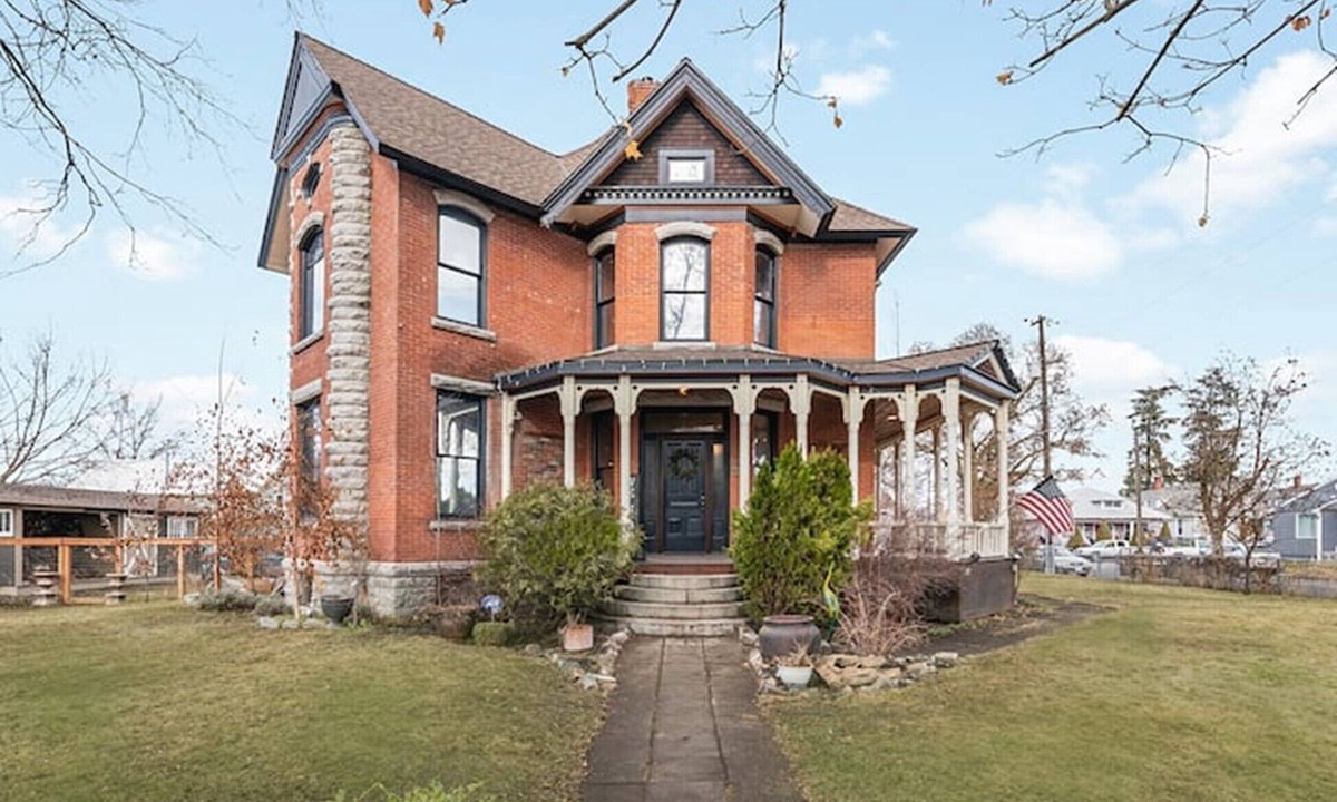 West Central House | Historic Muzzy Mansion near downtown Spokane. Great for business & personal use.