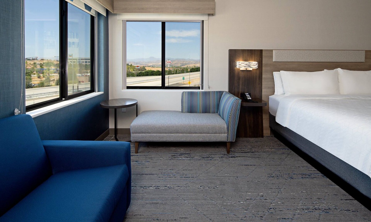 Valencia Hotel | Holiday Inn Express & Suites Valencia - Santa Clarita by IHG