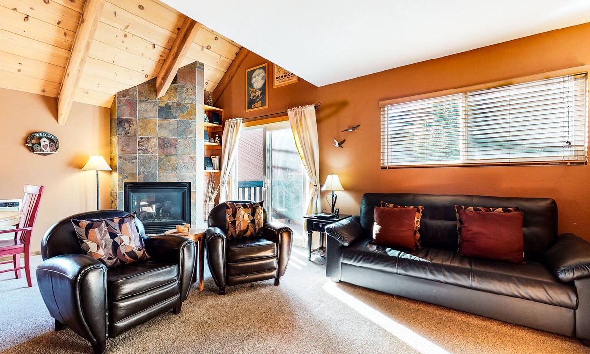 Mammoth Lakes Condo | Homey Studio Loft near The Village! Private Washer/Dryer. Hot Tub On-site