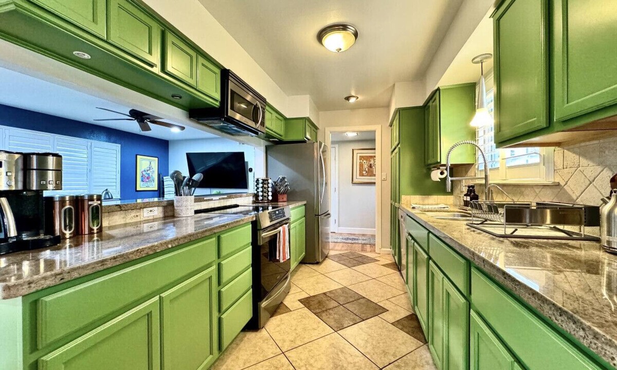 Little Pocket House | Hot Tub · Huge Fenced Yard · EV Charger · 10 Min to Downtown Sac