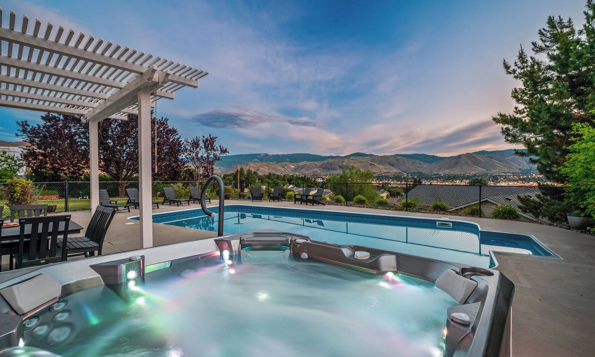 East Wenatchee House | Huge property, stunning view, pool/hot tub, game room & more!