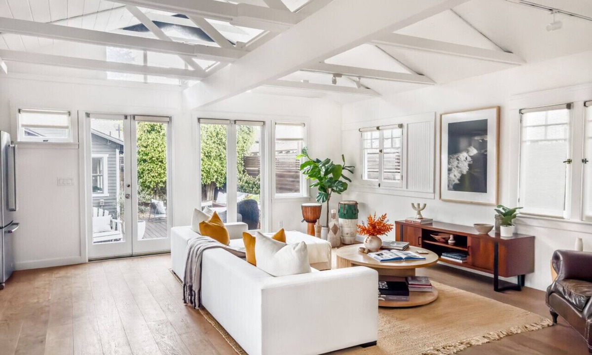 Venice House | Iconic Venice Bungalow: 5-minute walk to beach