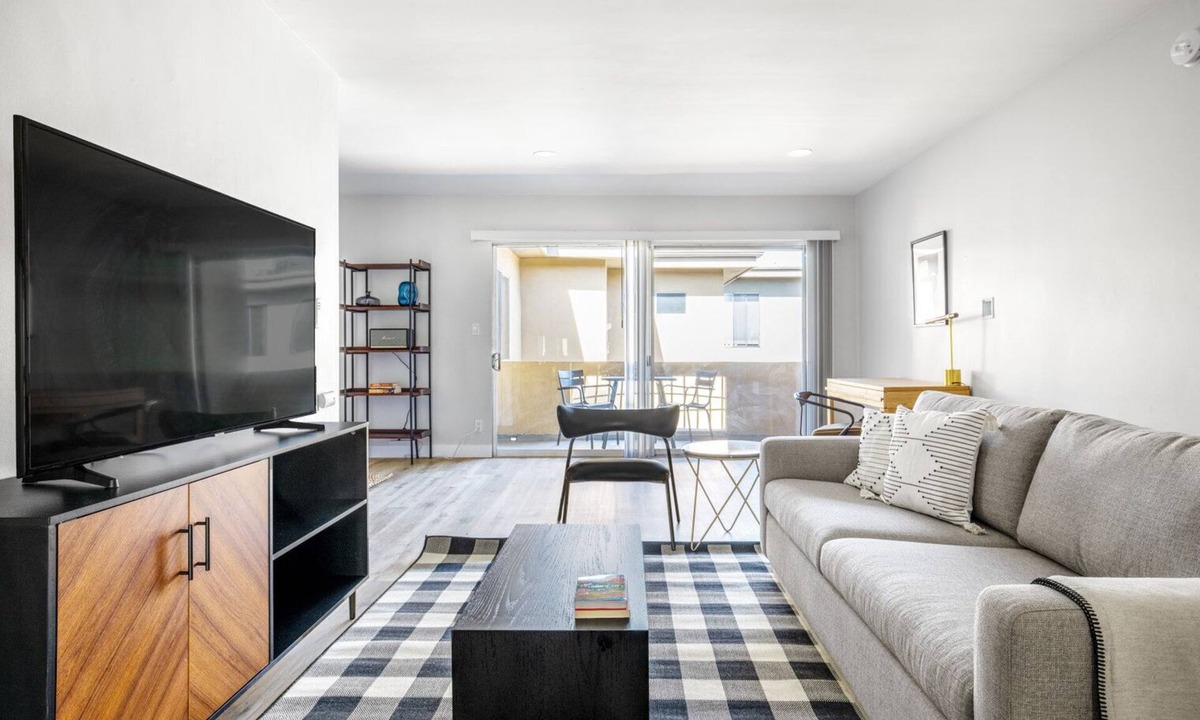 Beverly Hills Apartment | Ideal Beverly Hills 1BR, Pool, near Beverly Center, by Blueground