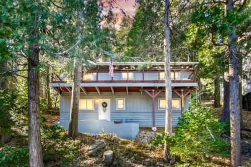 Crestline House | Idyllic Cabin in the Woods: Cozy Crestline Retreat
