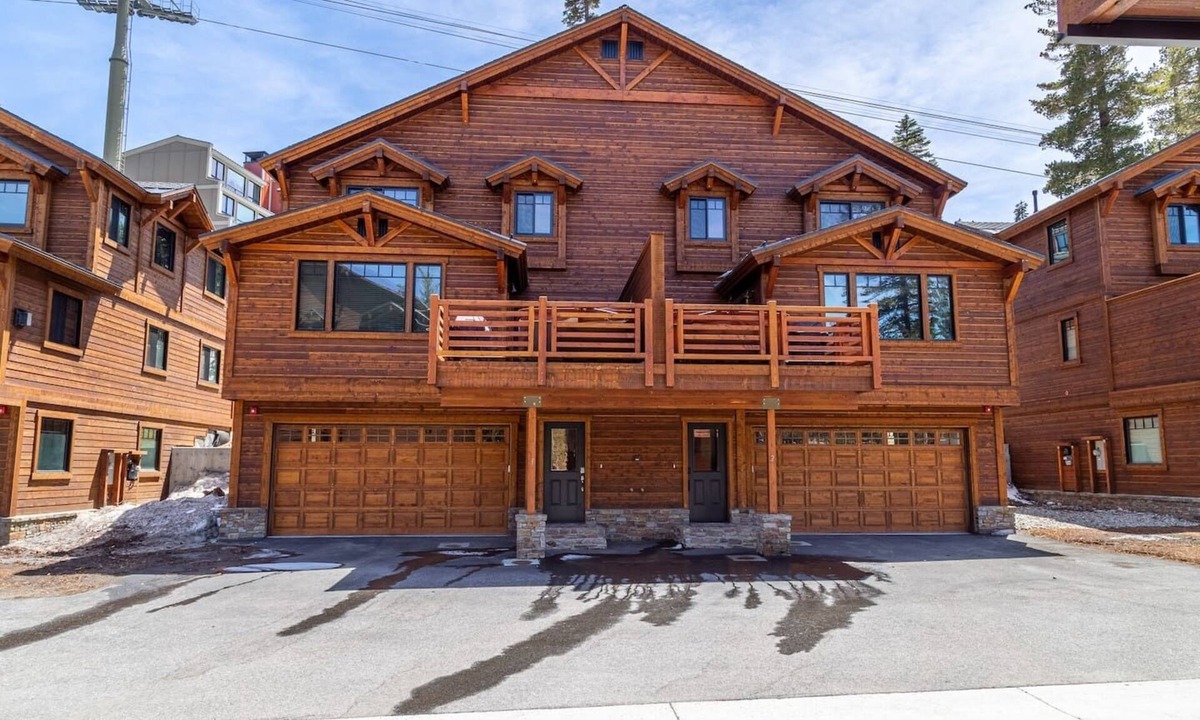 Mammoth Lakes House | "Inbounds"- 6BR @ Canyon Lodge | 2 Hot Tubs | 4 Kings | 4-Car Garage