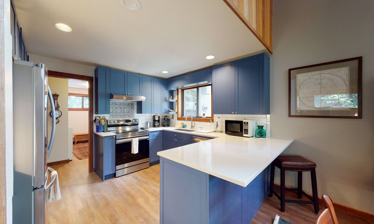 Black Butte Ranch House | Inviting & comfortable Black Butte home with hot tub, pool, tennis & basketball