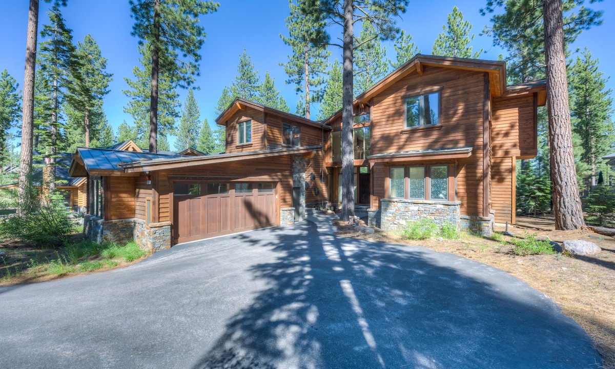 Ponderosa Palisades House | Inviting home with golf course views, large deck, & modern interior
