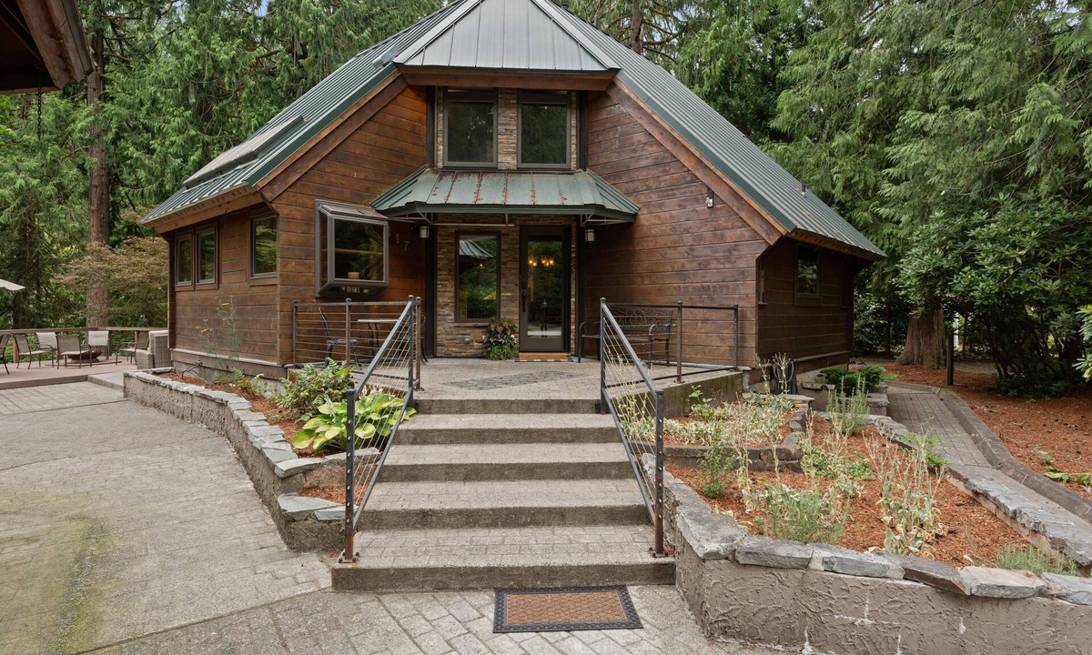 Carrolls Cabin | Kalama River Lodge. River-front Retreat w/Game Room & Hot tub! Dogs OK