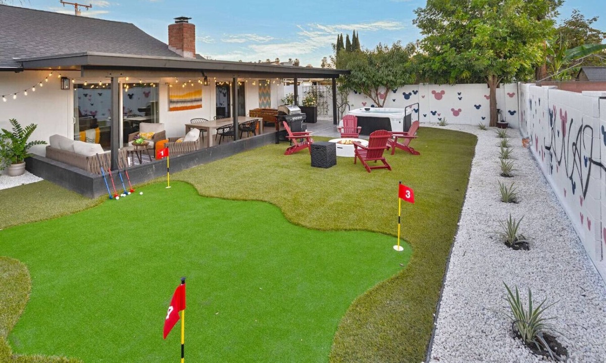 Sherwood Forest and Thistle Development House | Karaoke | Hot Tub | Mini Golf + Minutes to Disney