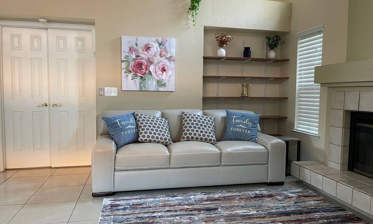 Raisin House | King bed in gated community very next to Woodward Park. Waking, dinning & shops