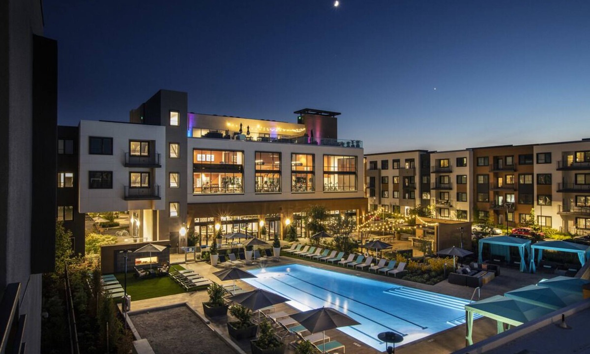 Menlo Park Condo | KING BED - Luxury FULLY FURNISHED Condo - 24/7 Gym Pool Jacuzzi in Menlo Park