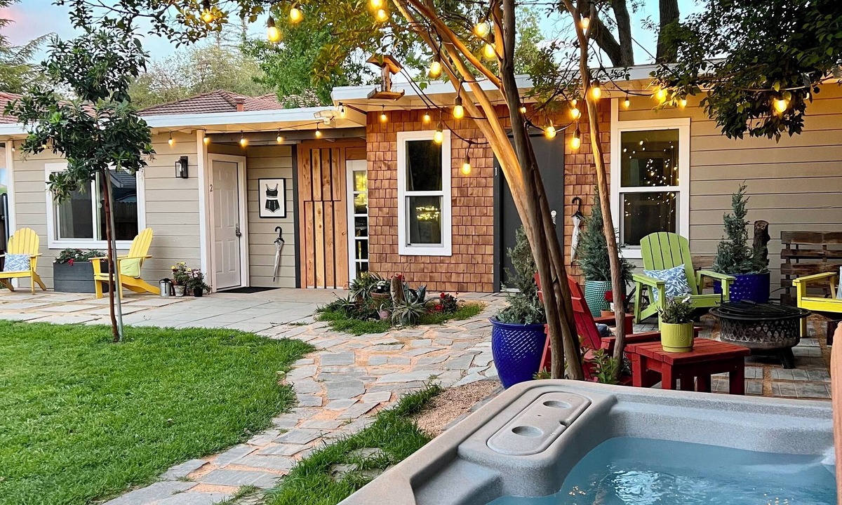 Southeastern Sacramento Cottage | King & Queen Suites, Hot Tub, Yard, Silkie Petting Zoo, WiFi, 5 Star